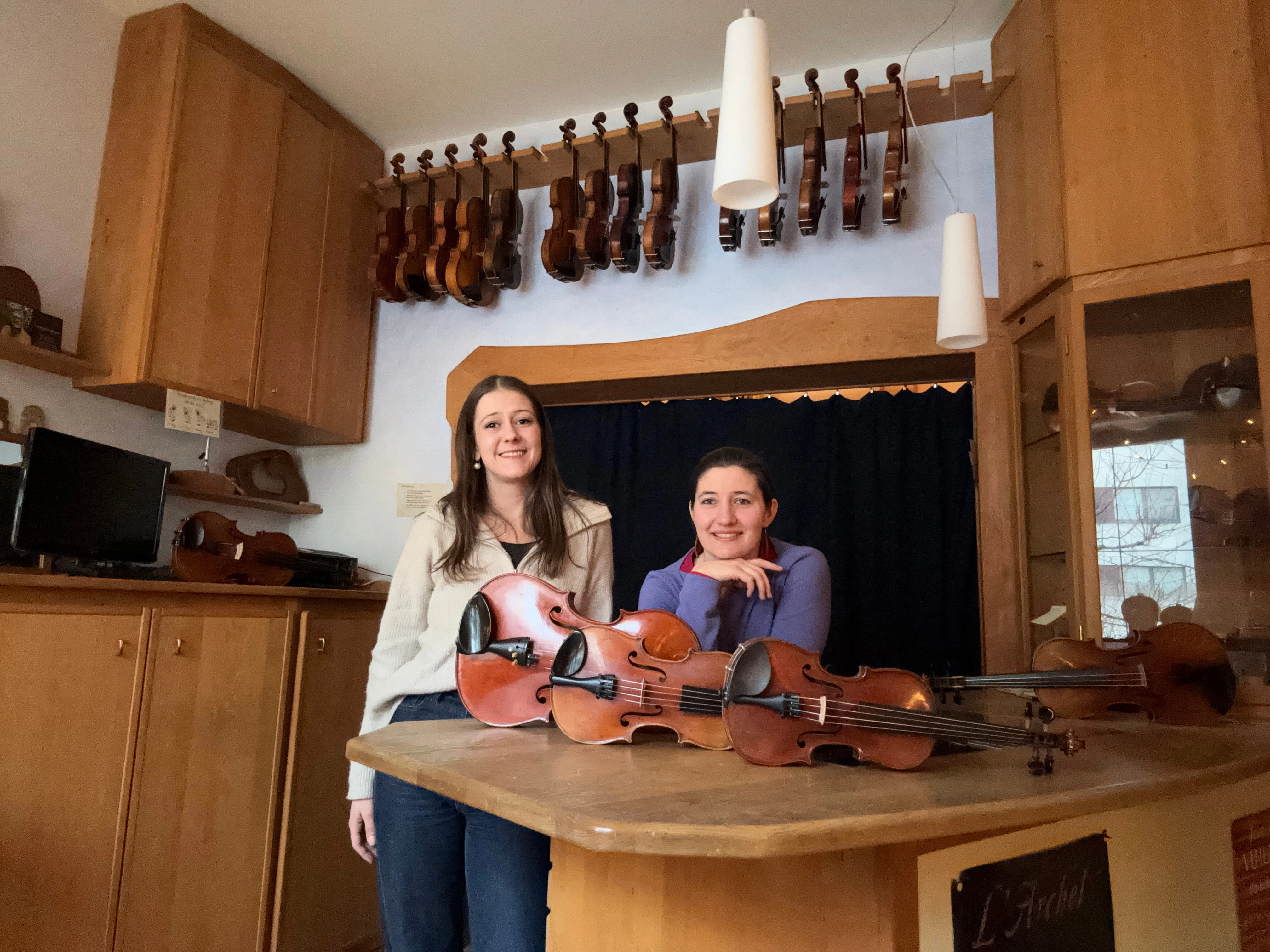 Mila Rupp und Maria Gruber in der Werkstatt